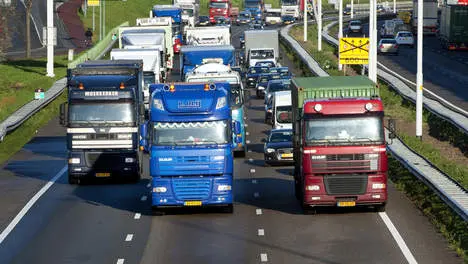 Langzaam rijdende truckers zetten druk op sector en politiek featured image