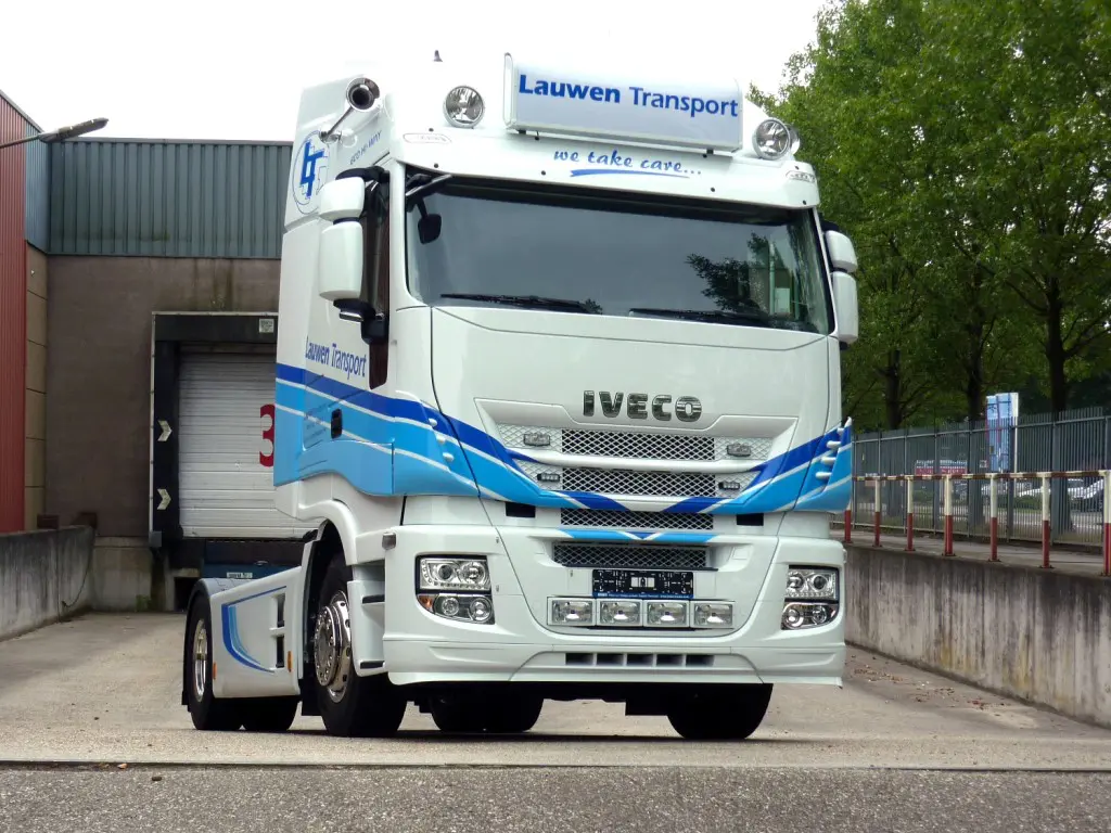 Iveco Stralis voor jubilerend Lauwen Transport featured image