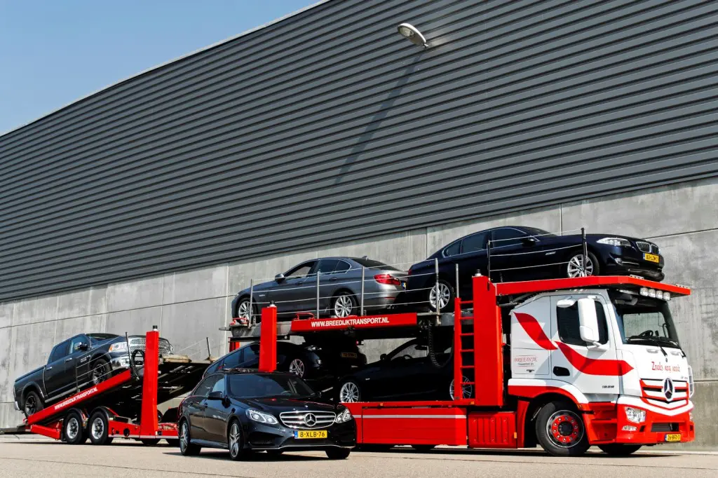Transporteur bouwt zelf autotransporter op nieuwe Actros featured image