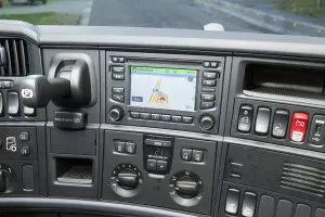 Dit mooie multimediasysteem vinden we direct naast de handrem.