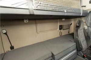 De chauffeursstoel snijdt flink in het onderbed. Het bovenbed is voor volwassenen niet echt breed.
