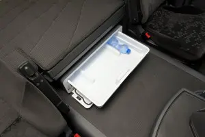 Door de hogere motortunnel komt de koelkast er wat bekaaid af. Wie veel gekoeld wil meenemen moet op het onderste bed hoger liggen.
