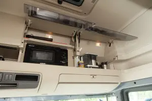 In de ruime kastruimte boven de voorruit zaten in deze truck een koffiezetapparaat en een magnetron.
