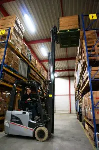 Bij hoog heffen is het zaak goed in te schatten waar de pallet de stelling in moet.