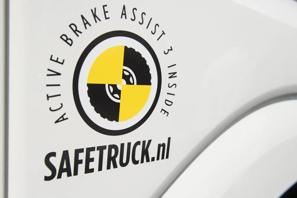 Vier nieuwe Actros trucks met SafeTruck-logo voor AC Loogman featured image