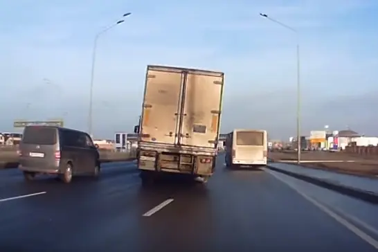 Video: spectaculaire uitwijkmanoeuvre voorkomt ongeluk featured image
