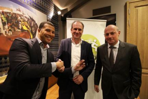 v.r.n.l. Jan-Renier Swinkels, Directievoorzitter Bavaria, Lean&Green Ambassadeur Fred Hooft, en programmamanager Lean&Green Harsha Dijk.  