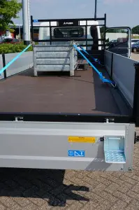 De zijborden zijn eenvoudig weg te klappen om op het ladingplatform te komen. Let op het slimme opstapje.