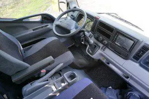 Het is goed toeven in de cabine, maar de hele aankleding doet erg Aziatisch aan.