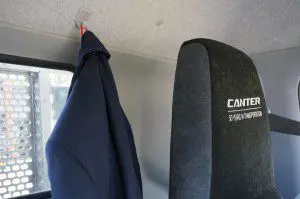 Achter de stoel is een kledinghaakje voor de jas bevestigd.