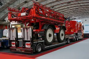 Trias Trailers toonde onder meer een combinatie van een vrachtwagen met open laadbak met een 20-tons schamelwagen erachter.