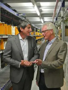 Hans Willem Cortenraad (links) van CB en Nico de Waal van Boekencentrum Uitgevers in het distributiecentrum van CB. 