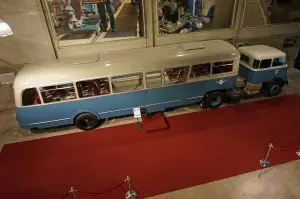In volle glorie is de VIPRE opleggerbus vanaf nu te zien in het DAF Museum.