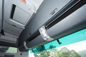 De cabine biedt veel opbergruimte, ook boven het raam. Deze MAN had een zonneklep