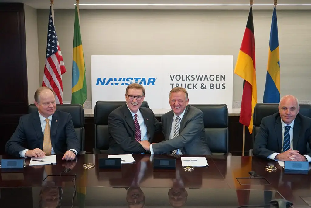 De samenwerking tussen VW en Navistar beklonken: van links naar rechts Walter G. Borst (CFO Navistar), Troy Clarke (CEO Navistar), Andreas Renschler (CEO Volkwagen Truck & Bus) en Matthias Gründler (CFO Volkswagen Truck & Bus) 