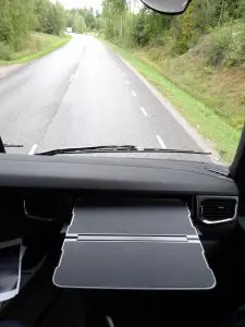 Een handig uitklaptafeltje op de bijrijdersplek.