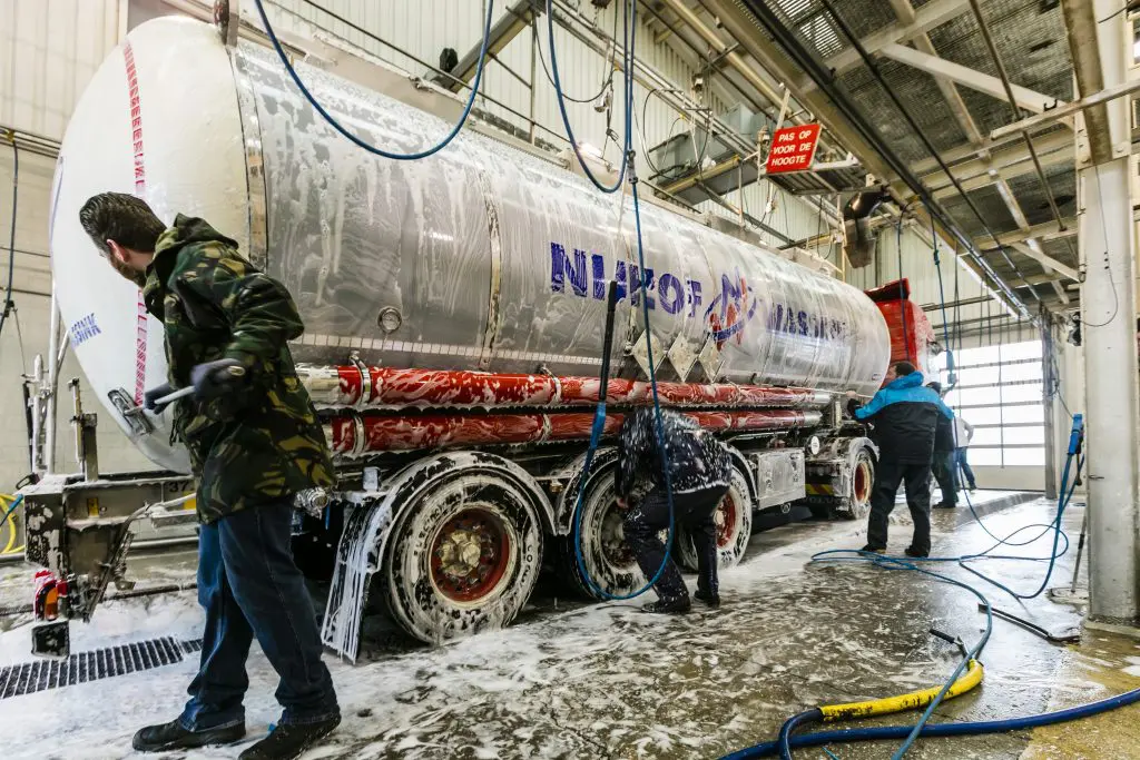 VIDEO – Trucks Nijhof-Wassink gewassen voor goed doel featured image