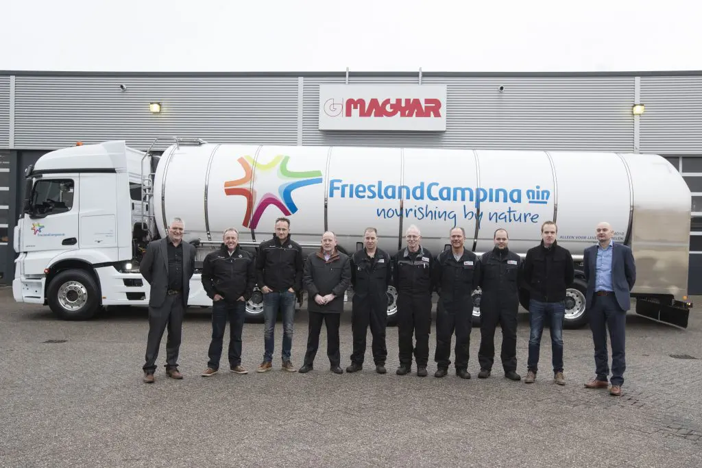 Lex Wildebeest (Wensink Doetinchem), Jan en Jeroen Kenkhuis (Firma Kenkhuis Wierden), Jan en Simon Bargeman (G. Magyar) en Alfons Duteweerd (TTGNO Lochem) en de monteurs die aan de trailer hebben gewerkt.