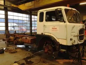 Tijdens restauratie. Ooit reed de auto in het wit voor Citriniti.