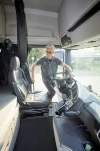 Het afgeplatte stuur zorgt ervoor dat je makkelijker de cabine in stapt. De stahoogte is formidabel in deze Highline cabine. 