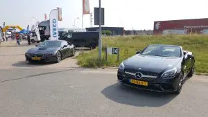 Hippe personenauto's waren er ook, zoals deze BMW i8 en de Mercedes-Benz SLC 180