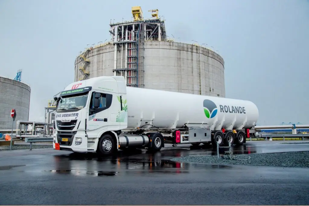 LNG-truck haalt LNG op bij Gate Terminal featured image