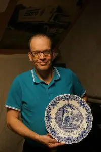 Theo Jansen poseert trots met zijn Delfts Blauwe DAF bord.