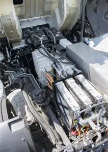 Waar normaal een Paccar MX-motor zit, zien we nu een elektromotor van VDL zitten.