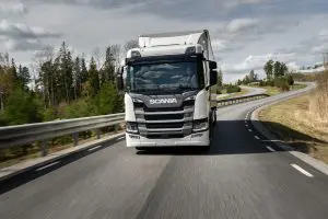 De Scania G410 konden we hier nog slechts proefrijden, binnenkort rijden we een test met deze truck.