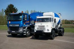 Gebroeders Betonmix. Links een moderne CF, rechts de DAF A1902DS uit 1968, als eerste met een turbo. 