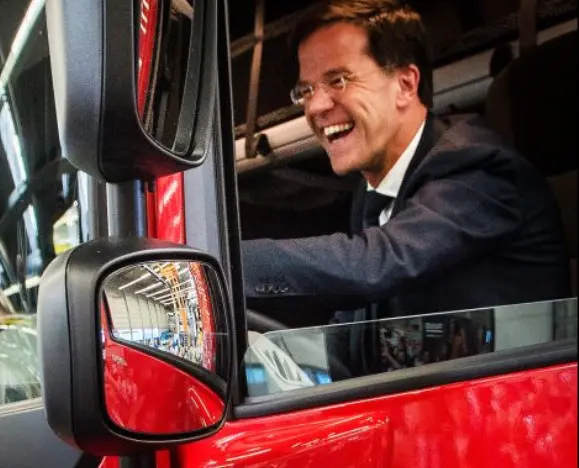 VIDEO – Als zelfs Mark Rutte een groot rijbewijs heeft… featured image