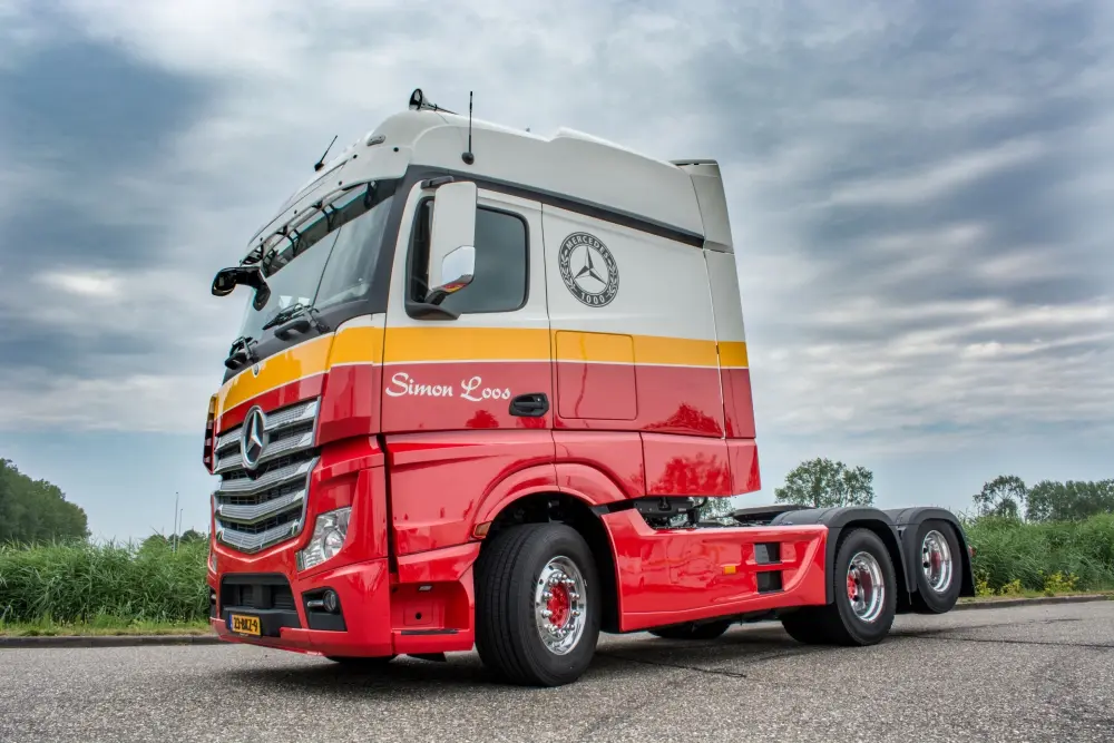 Foto’s: 360° binnenkijken in Simon Loos’ verlengde Actros! featured image