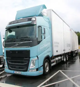 Een LZV op LNG? Kan ook, laat Volvo zien met deze 64 tons combinatie. 