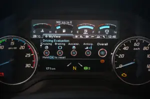 Het 8-inch instrumentendisplay heeft MyView: daarmee kan de chauffeur het scherm naar eigen wens inrichten. 