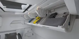 Een primeur zijn de kastjes tegen de achterwand in combinatie met een 90 graden opklapbaar bovenbed. 