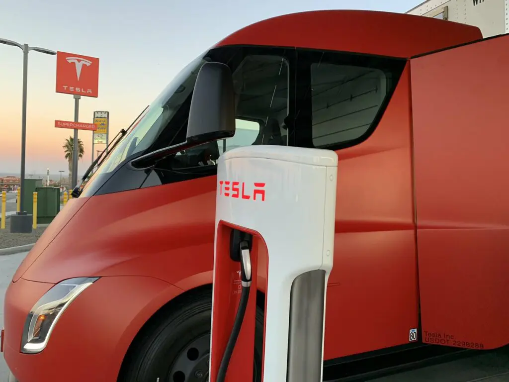 Tesla Semi eist alle Superchargers op featured image