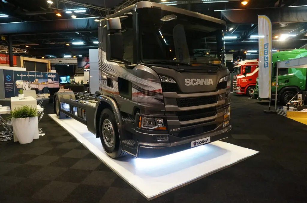 Scania zet P220 naast S650 V8 featured image