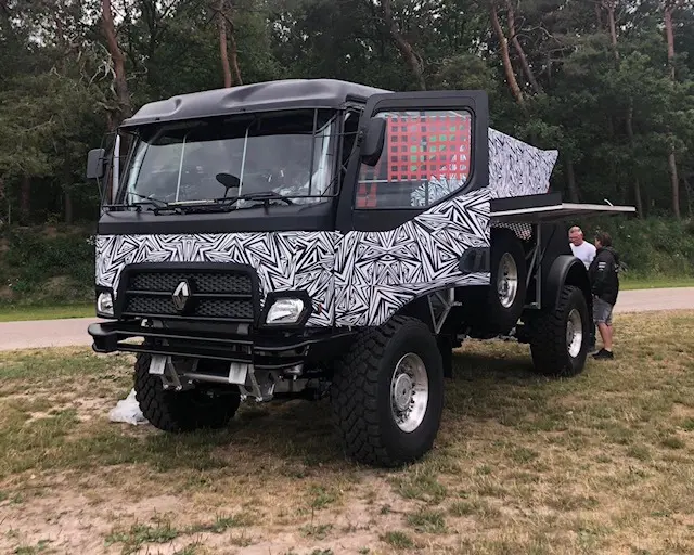 Riwald Dakar team met Renault D van MKR naar Dakar featured image