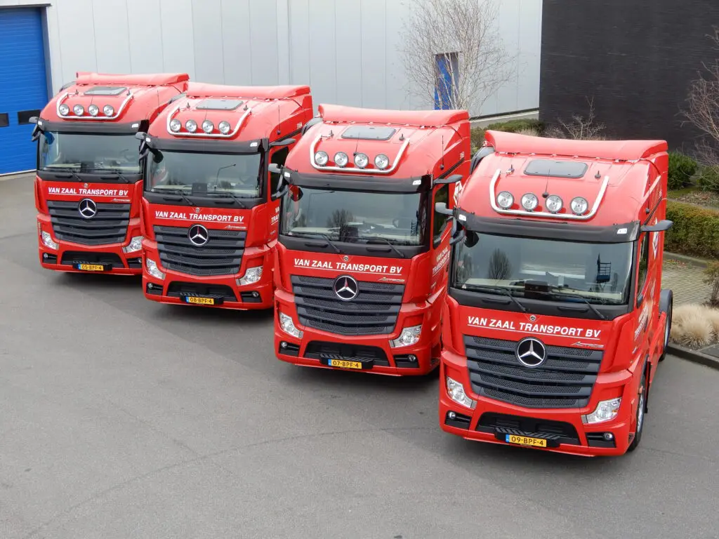 Foto’s: Kwintet Mercedessen met MirrorCam voor Van Zaal Transport featured image