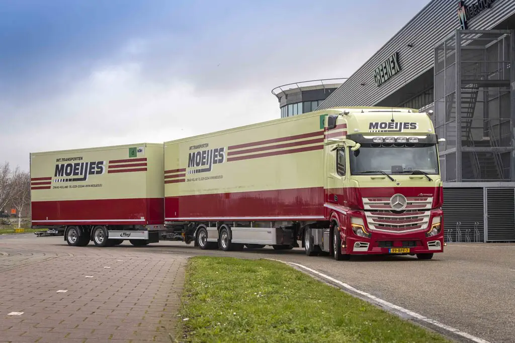 Foto’s: Moeijes met nieuwe Actros als LZV naar Duitsland featured image