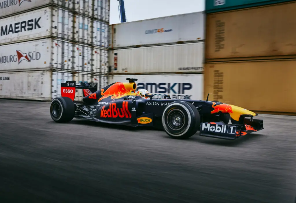 Foto’s + VIDEO – Max Verstappen door de haven van Rotterdam! featured image