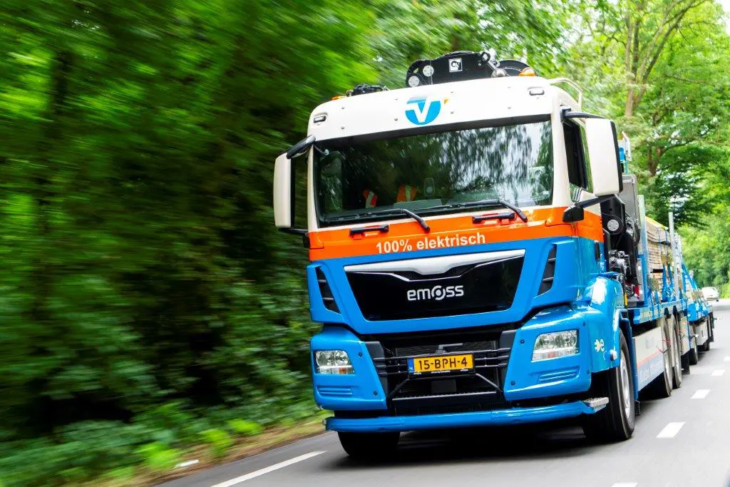 ERA en Vlot zetten eerste elektrische autolaadkraan met aanhangwagen op de weg featured image