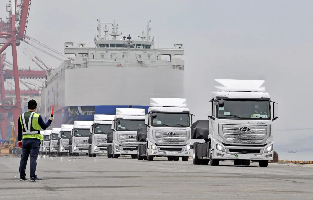 Foto’s + VIDEO – Hyundai zet 10 Xcient Fuelcell trucks op de boot featured image