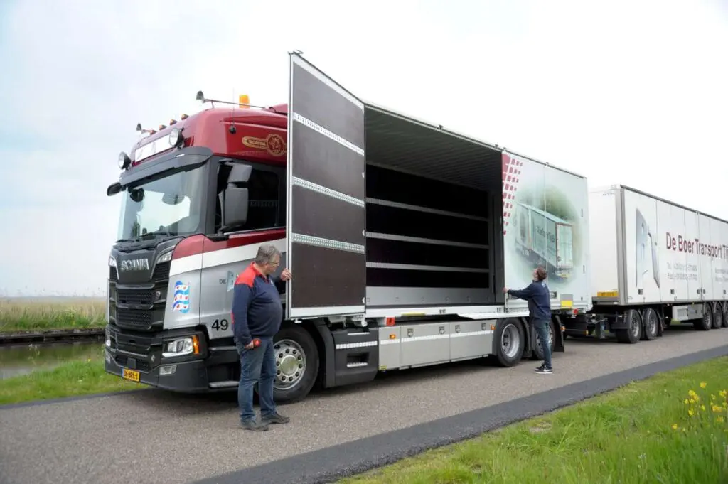 Foto’s: LZV met vouwwand afzetbakken voor De Boer Transport featured image