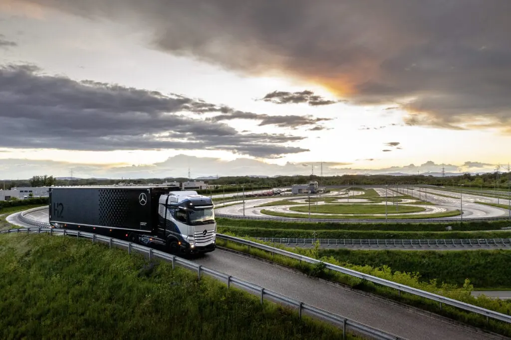 Foto’s + VIDEO: Mercedes-Benz start test met waterstoftruck GenH2 featured image