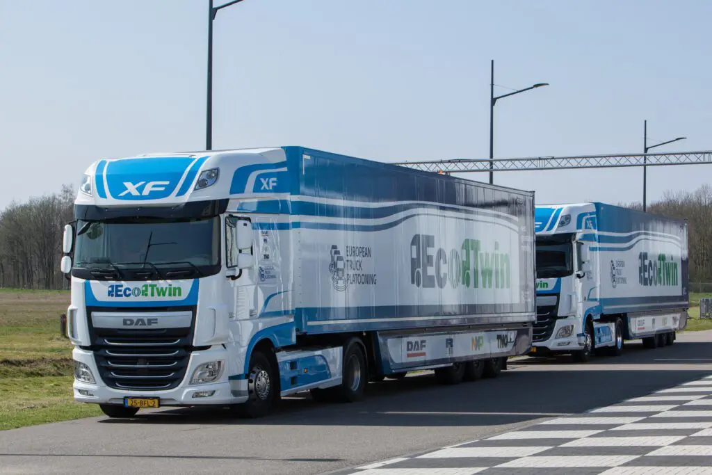 VIDEO – TNO zet trucks in een treintje in Tilburg featured image