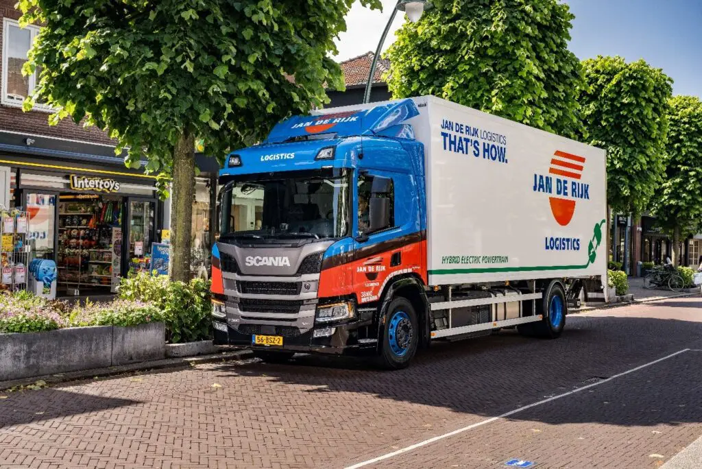 Jan de Rijk rijdt Scania PHEV voor Intertoys featured image