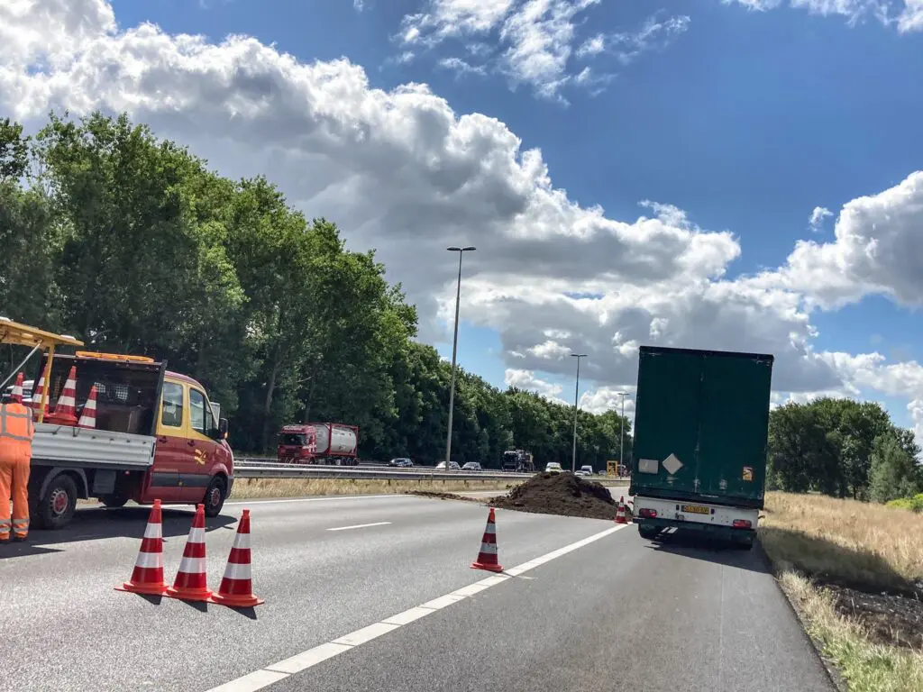 ‘Vrachtwagenchauffeurs hielpen boeren bij dumpen afval’ featured image