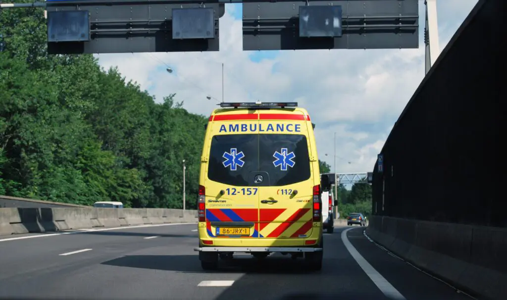 Weggebruiker krijgt alarm bij voertuig met zwaailicht en sirene featured image