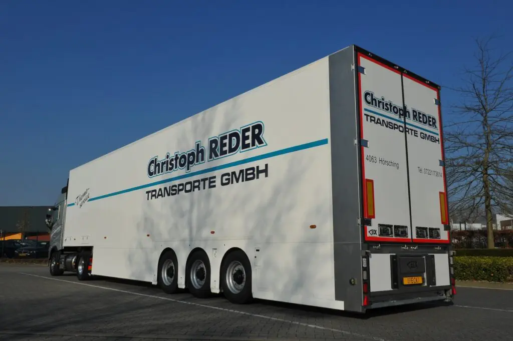 Christoph Reder rijdt nieuwe Twindeck trailer van Van Eck  featured image